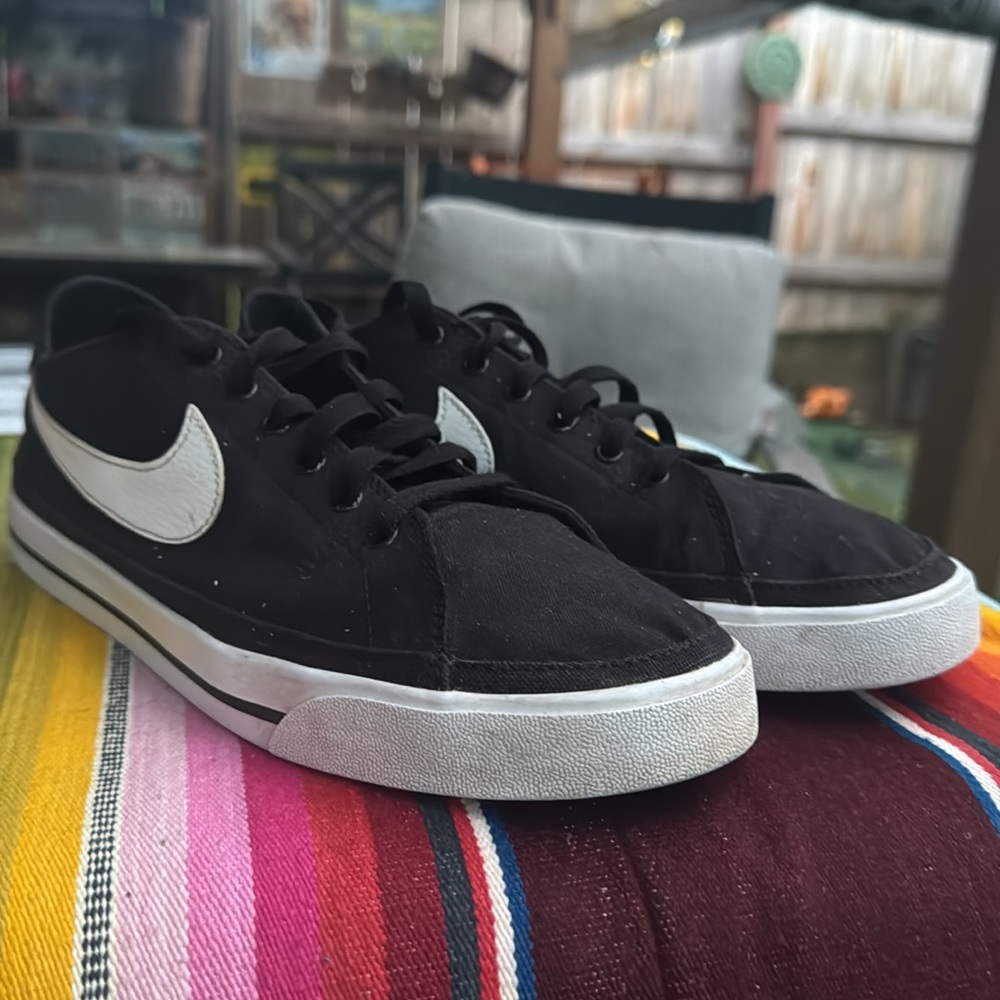 NIKE Black & White Sneakers - Picture 6 of 7